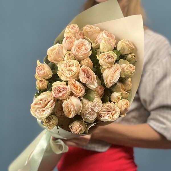 5 кустовых светло-персиковаых роз Джентл Трендсеттер 50 см